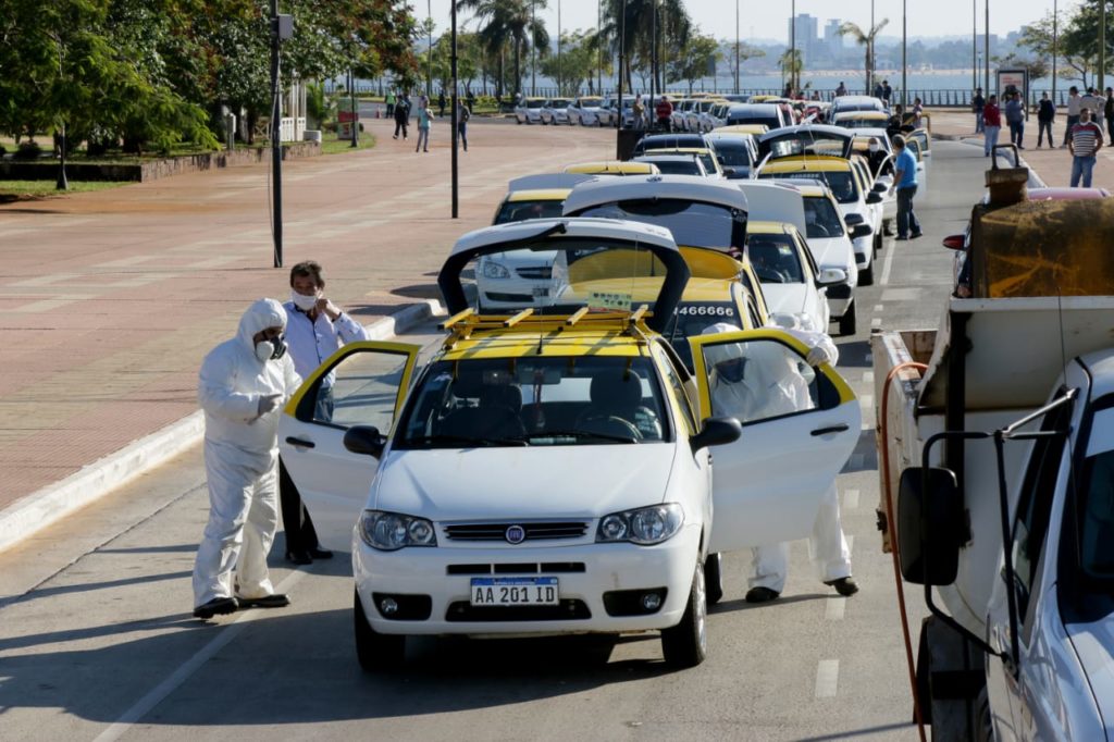 Más de cien taxis y remises fueron desinfectados para evitar el avance del COVID- 19