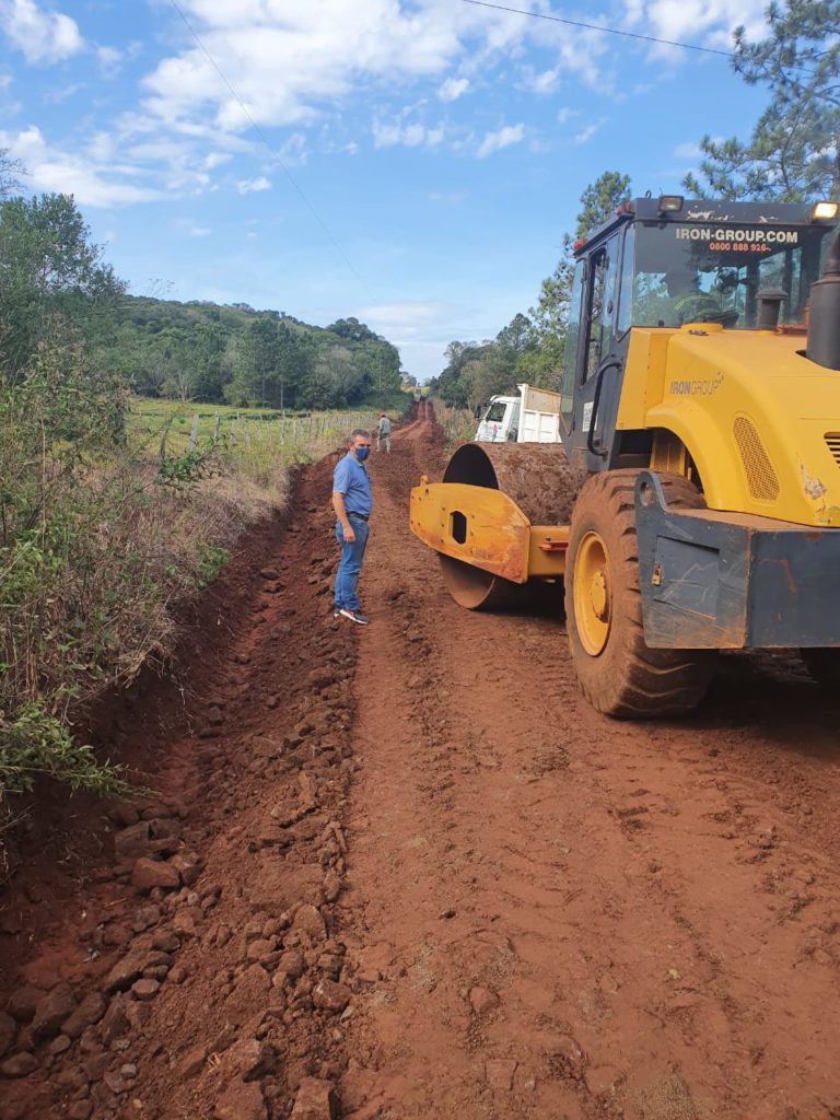 Continúan las obras de mejoras de caminos en Campo Grande