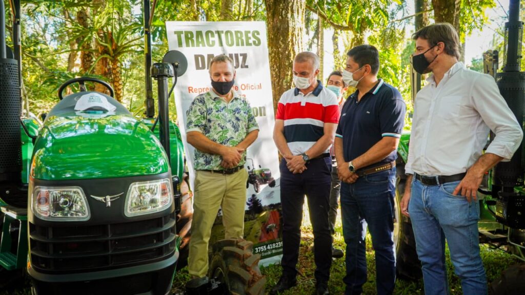 En Garuhapé, el IFAI entregó junto al Vicegobernador 7 tractores a productores.