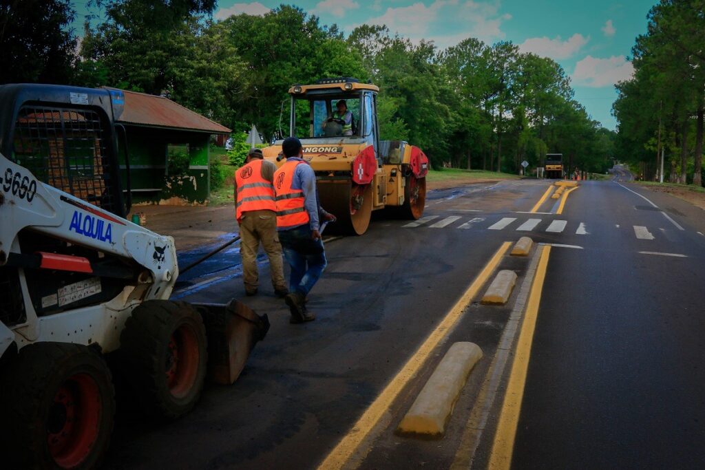 La Dirección Provincial de Vialidad (DPV) lleva adelante tareas para brindar condiciones óptimas de circulación en la Ruta Provincial N° 103 entre  las localidades de San Martín de Tours y Oberá