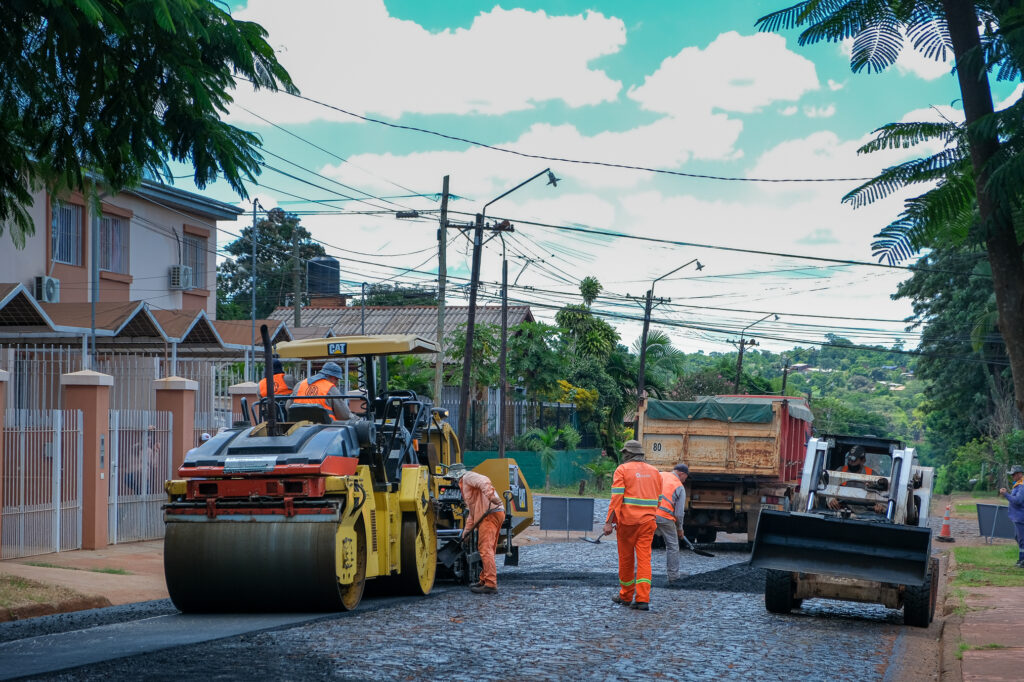 Vialidad de Misiones asfalta calles empedradas en seis localidades