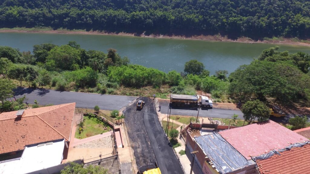 Vialidad de Misiones comenzó 100 cuadras más de asfalto sobre empedrado en Iguazú
