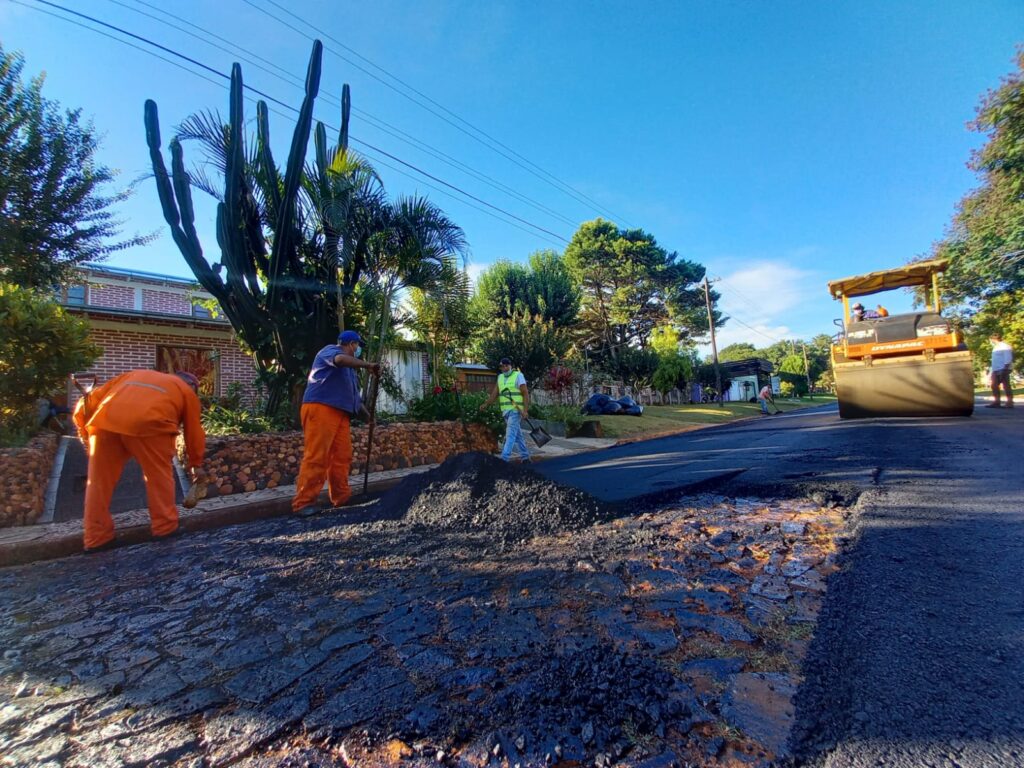 Vialidad ejecuta más de 20 cuadras de asfalto sobre empedrado en San Javier