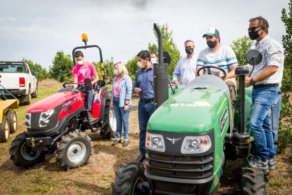 IFAI entregó tractores, equipamientos agrícolas y fertilizantes en Apóstoles.