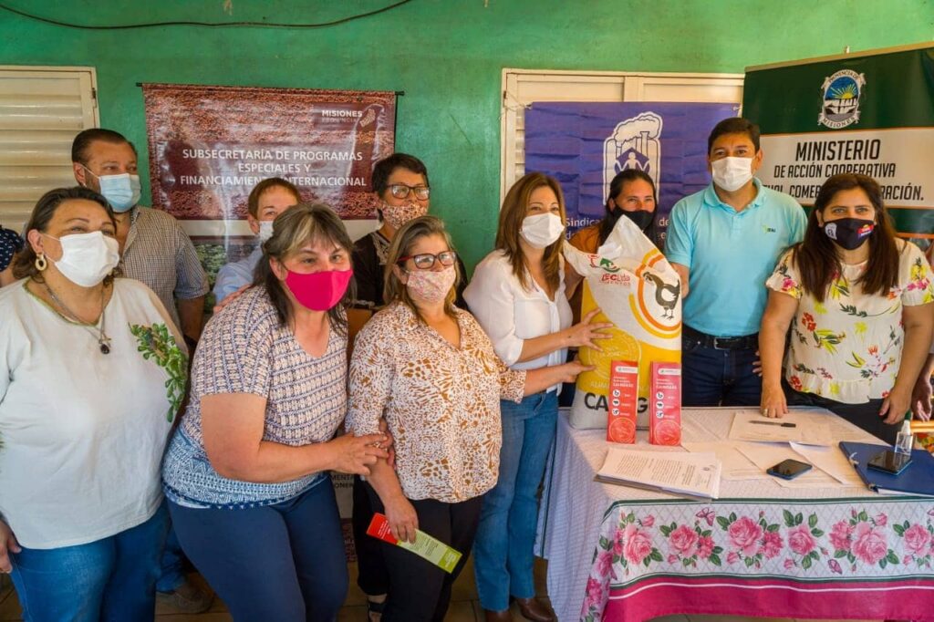 IFAI y el Ministerio de Acción Cooperativa entregaron alimentos balanceados para una Cooperativa Avícola 