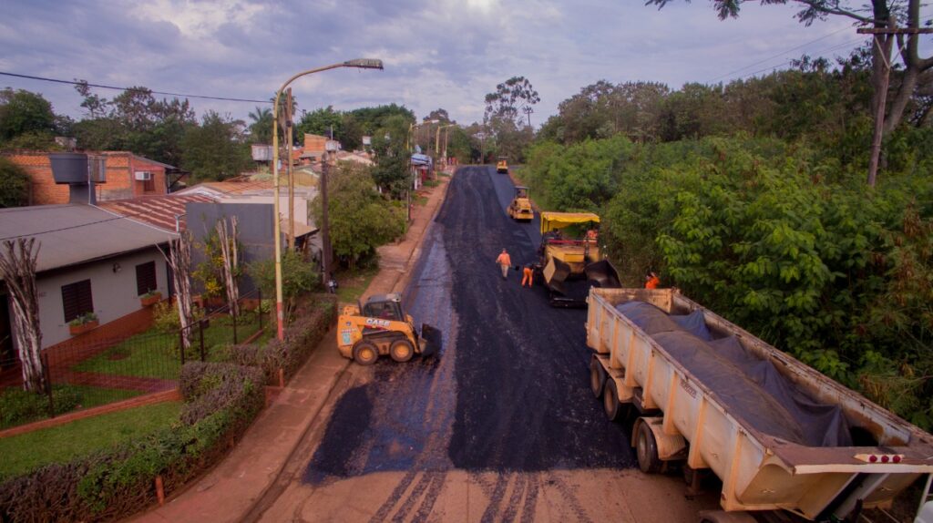 Vialidad de Misiones ejecuta el plan de asfalto sobre empedrado para 200 cuadras de Iguazú