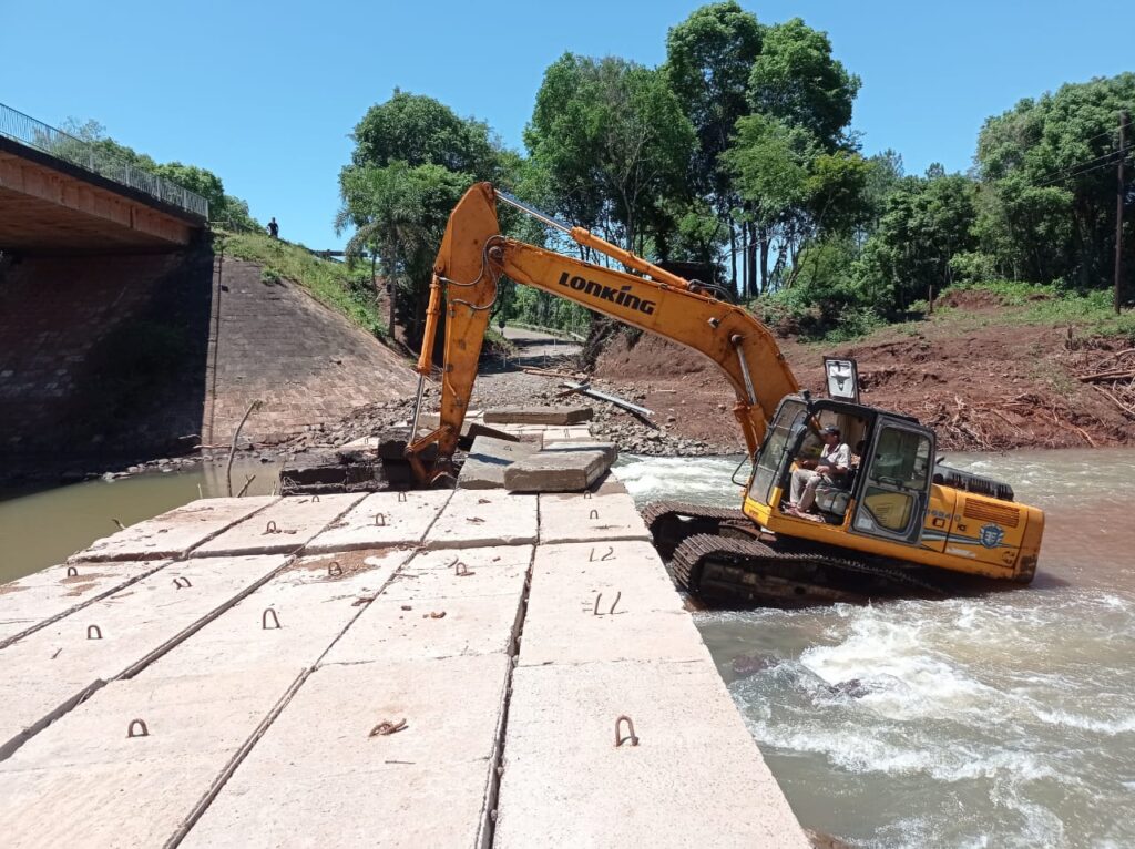 RP 2: Luego de las intensas lluvias, Vialidad trabaja en la reposición del puente provisorio sobre el arroyo Pindaytí