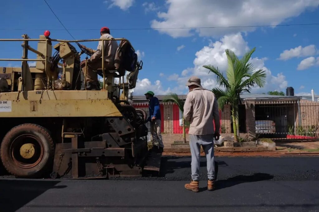 Nuevas cuadras asfaltadas ponen en valor a la zona urbana en Los Helechos